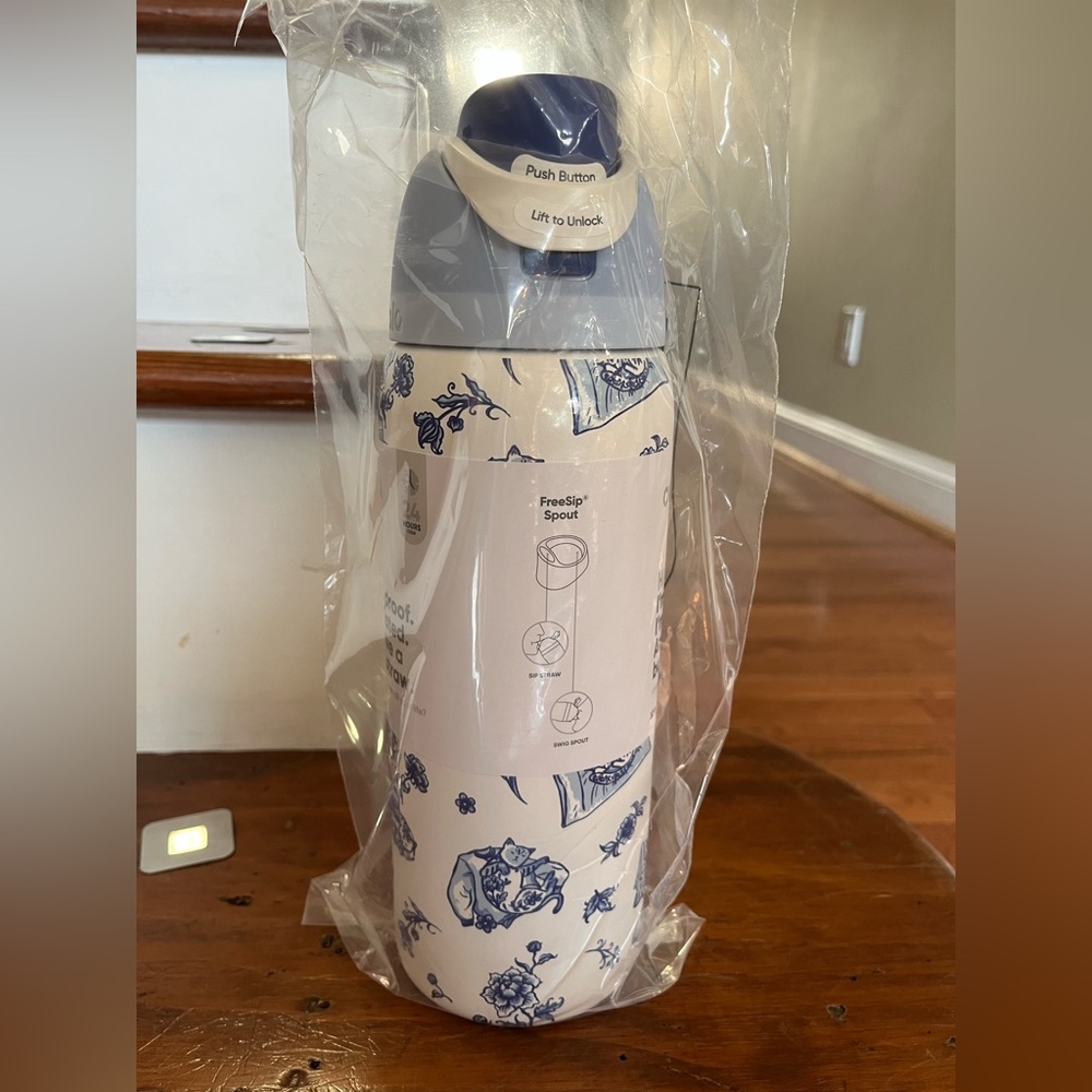 Owala Urban Outfitters Exclusive Delft Cat Print FreeSip 32 oz Water Bottle - Picture 8 of 10